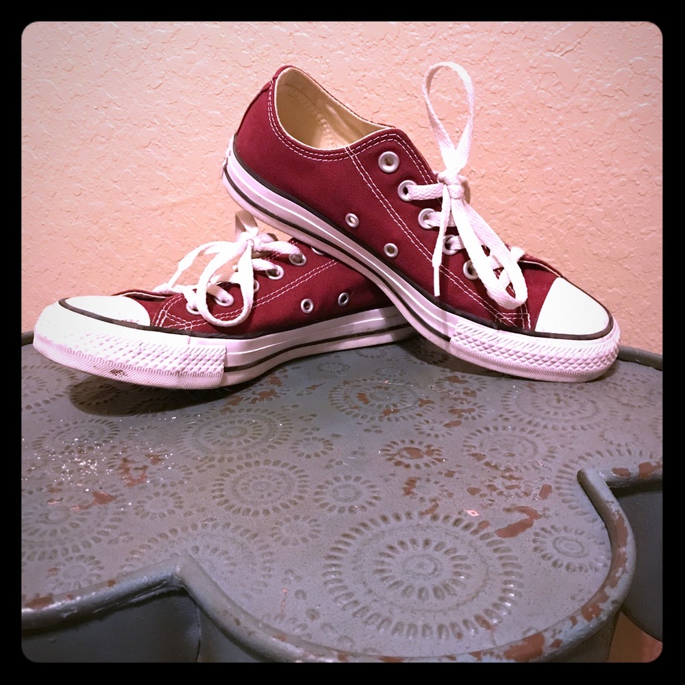 Women's size 7 Converse (maroon)